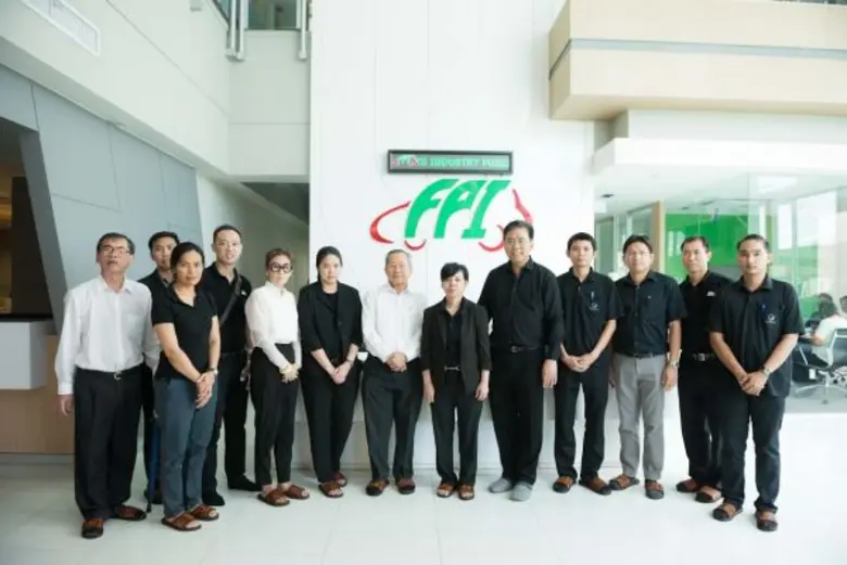 นายสมพล ธนาดำรงศักดิ์ (ที่ 5 จากขวา)กรรมก...