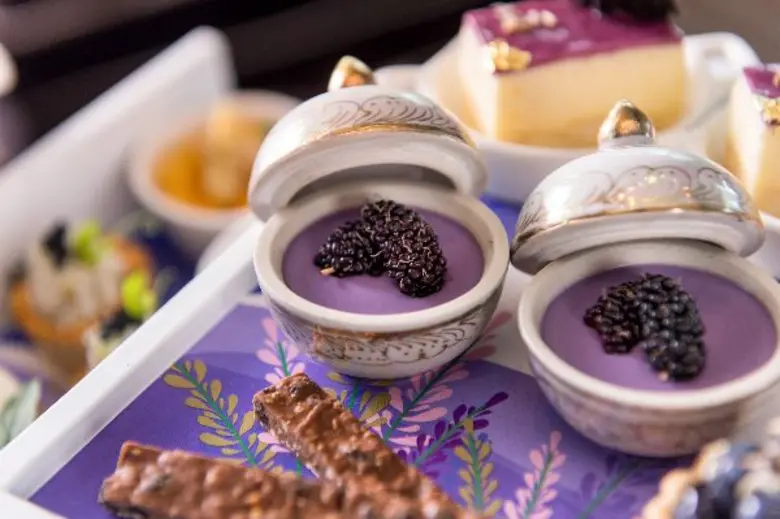 ชุดน้ำชายามบ่ายสีม่วงธีมลาเวนเดอร์ ที่อัพแอนด์อะบัฟ บาร์