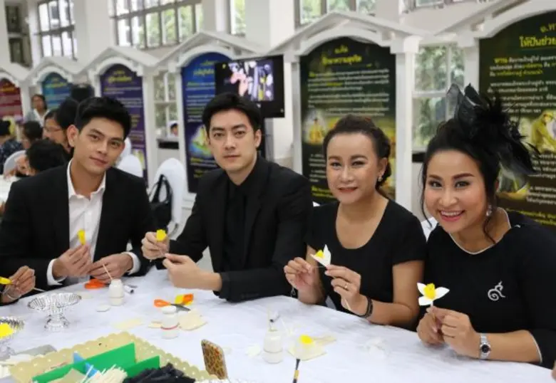 ศิลปินอาร์เอส จิตอาสา “ฟิล์ม-เอี๊ยง-ลาล่า ลูลู่ อาร์สยาม” ร่วมประดิษฐ์ดอกไม้จันทน์ด้วยใจ น้อมถวายความอาลัย ร.๙