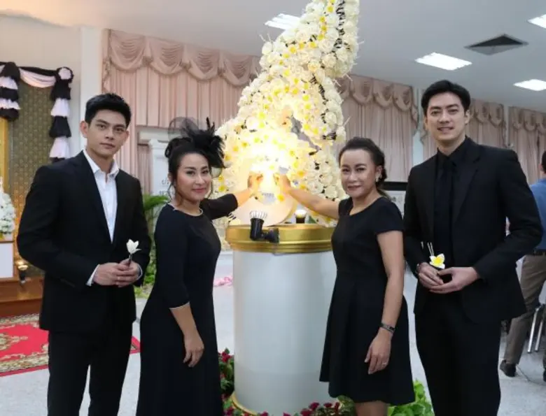 ศิลปินอาร์เอส จิตอาสา “ฟิล์ม-เอี๊ยง-ลาล่า ลูลู่ อาร์สยาม” ร่วมประดิษฐ์ดอกไม้จันทน์ด้วยใจ น้อมถวายความอาลัย ร.๙