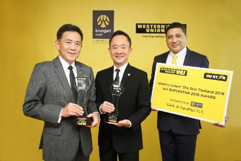 นายโนริอากิ โกโตะ (ซ้ายสุด) กรรมการผู้จัด...