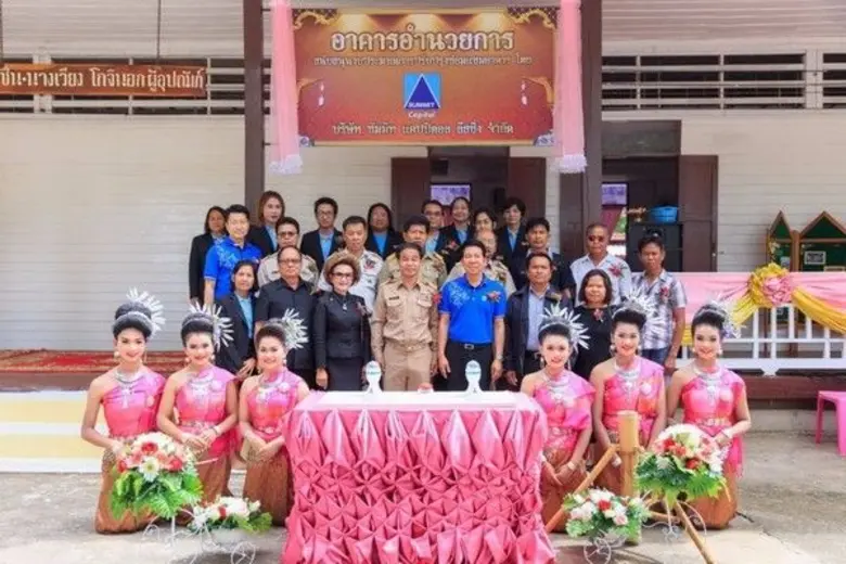 วิชิต พยุหนาวีชัย (แถวที่ 1 คนที่สามจากขว...