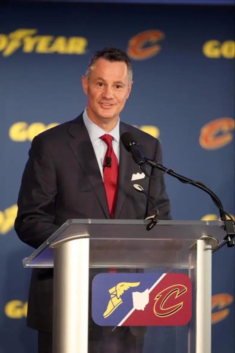 ตราสัญลักษณ์รองเท้าติดปีกจะปรากฏบนชุดยูนิฟอร์มของผู...