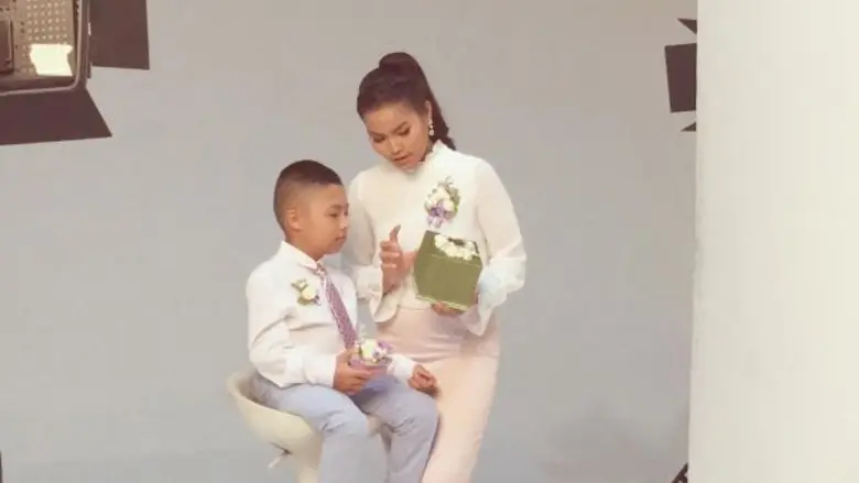 ป๊อปปี้ ปรัชญาลักษณ์ และน้องภูมิ ไมค์ทองคำเด็ก ตัวแทนศิลปินเวิร์คพอยท์ ร่วมเป็นพรีเซ็นเตอร์ดอกมะลิวันแม่