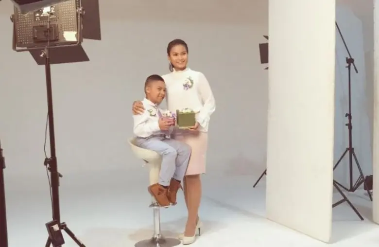 ป๊อปปี้ ปรัชญาลักษณ์ และน้องภูมิ ไมค์ทองคำเด็ก ตัวแทนศิลปินเวิร์คพอยท์ ร่วมเป็นพรีเซ็นเตอร์ดอกมะลิวันแม่