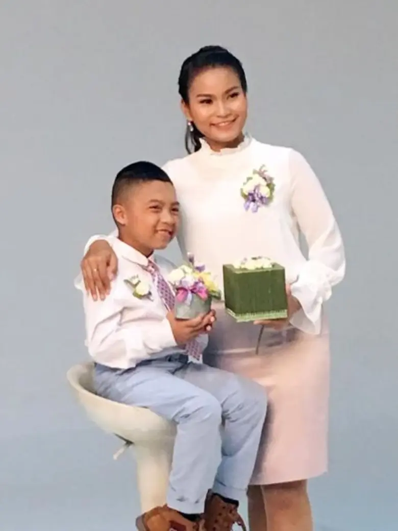 ป๊อปปี้ ปรัชญาลักษณ์ และน้องภูมิ ไมค์ทองคำเด็ก ตัวแทนศิลปินเวิร์คพอยท์ ร่วมเป็นพรีเซ็นเตอร์ดอกมะลิวันแม่