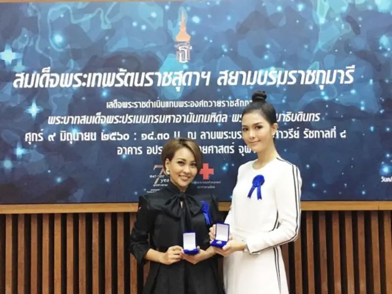 "สอง ประภาศรี" และ "กุ๊กกิ๊ก มรกต" ตัวแทนศิลปินเวิร์คพอยท์ รับพระราชทาน “เข็มวันอานันทมหิดล” ปี 2560