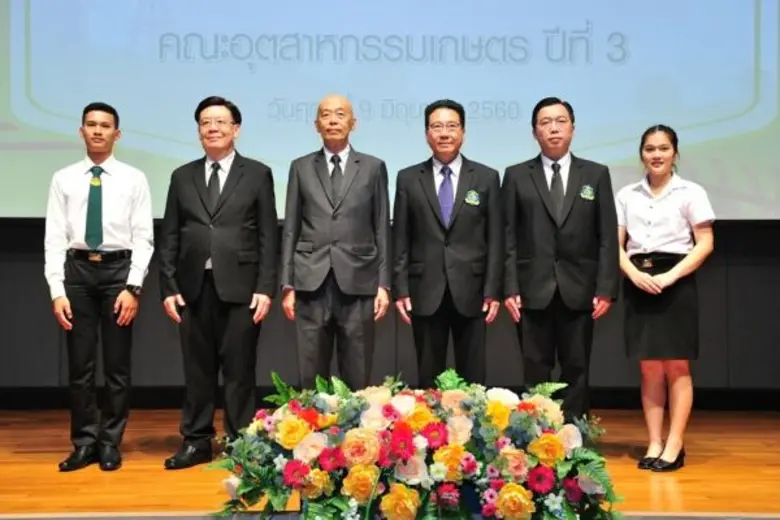 รศ.ดร.สมภพ มานะรังสรรค์ (ที่ 2 จากซ้าย) อธิการบดี ส...