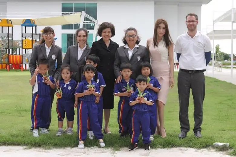 โรงเรียนสาธิตกรุงเทพธนบุรี โดยอดีตนักร้อง...