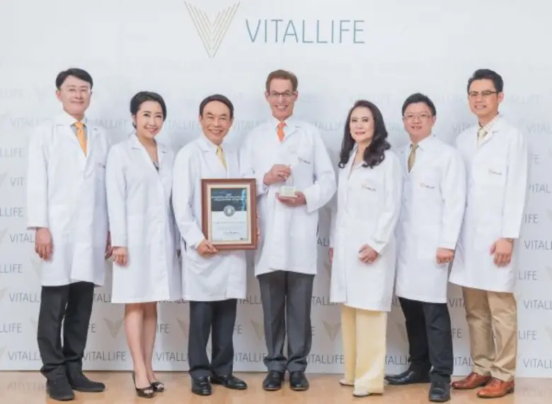รับรางวัล: ไวทัลไลฟ์คอร์ปอเรชั่น นำโดย ดร...