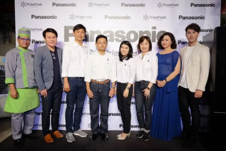 นายทาเคชิ โนะโมโตะ (ที่ 4 จากซ้าย) กรรมกา...