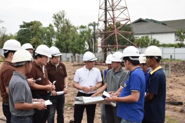 นายสุเทพ วงศ์วรเศรษฐ (เสื้อสีขาว) ประธานก...