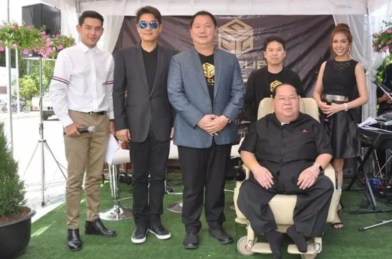 นายภูมินทร์ ปิยะวานิชย์ ประธานกรรมการ (ที...