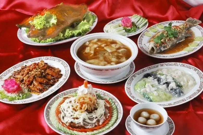 ห้องอาหารจีนฮ่องเต้ โรงแรมแอมบาสซาเดอร์ ก...