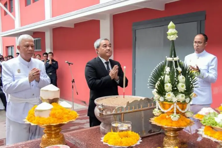 นายสมชาย พูลสวัสดิ์ อธิบดีกรมสรรพสามิต เป...