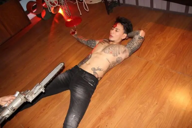 'แทค’ สวมบทฆาตกรโรคจิต! จับ 'เจนนี่’ ยัดโหลดองศพ แถมคว้ามีดไล่ฆ่า 'พอลลี่’