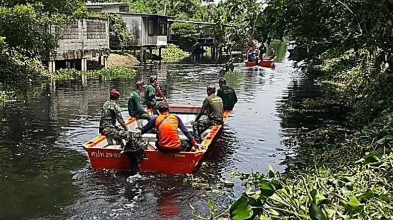 ปภ. โดย ศูนย์ ปภ.เขต 1 ปทุมธานี ร่วมกำจัดผักตบชวาในพื้นที่กรุงเทพมหานคร