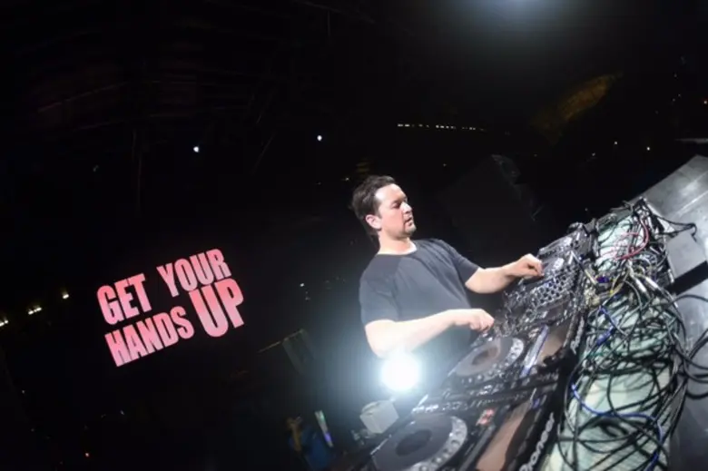 ครั้งแรกในเมืองไทย งานวิ่งสาดสีเรืองแสงยา...