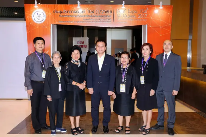 ทพ. อดิเรก ศรีวัฒนาวงษา (กลาง) นายกทันตแพ...