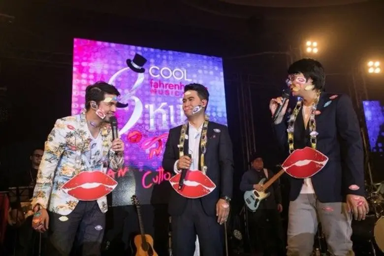 ฟินทั้งฮอลล์ “ว่าน-ลิปตา” โดนรุมจูบ! ในคอนเสิร์ตโปรยเสน่ห์ “คูลฟาเรนไฮต์ มิวสิค อะไลฟ์ สามหนุ่ม สาวรุม”