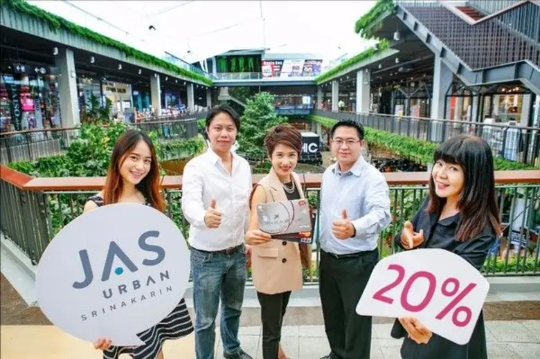 นายสุปรีชา อังธีระนุวงศ์ (ซ้าย) ผู้อำนวยก...