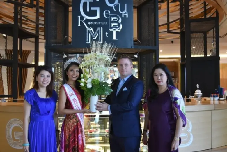 มร. จอห์น แคนนอน รองผู้จัดการทั่วไป โรงแร...