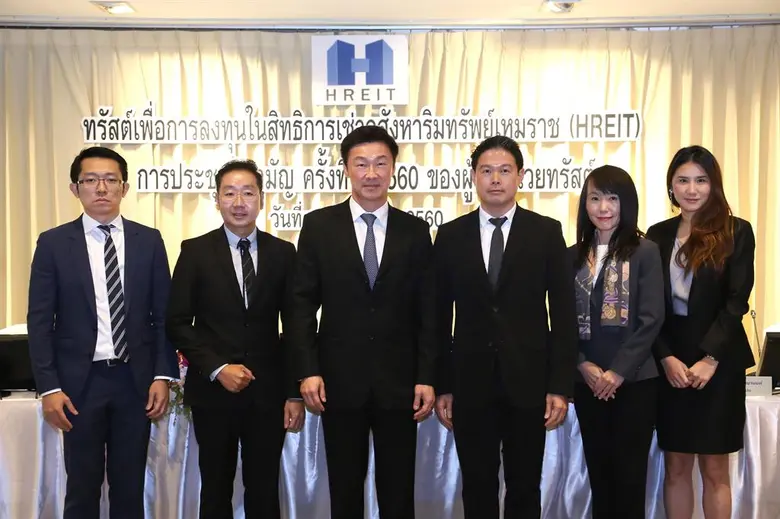 นายแพทย์สมยศ อนันตประยูร (กลาง) ประธานกรรมการ บริษั...