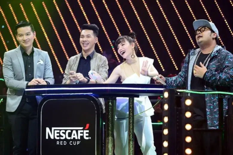 ทีวีไกด์: รายการ "ร้องแลก แจกเงิน Singer Takes It All" “ตั้ม-วราวุธ” แอบอ้างเป็น “บอสเอ วราวุธ” พิธีกรรายการ “ร้องแลก แจกเงินฯ” หวั่นชดใช้ค่าเสียหาย รวมถึงจุดจบใน วงการบันเทิง!!!