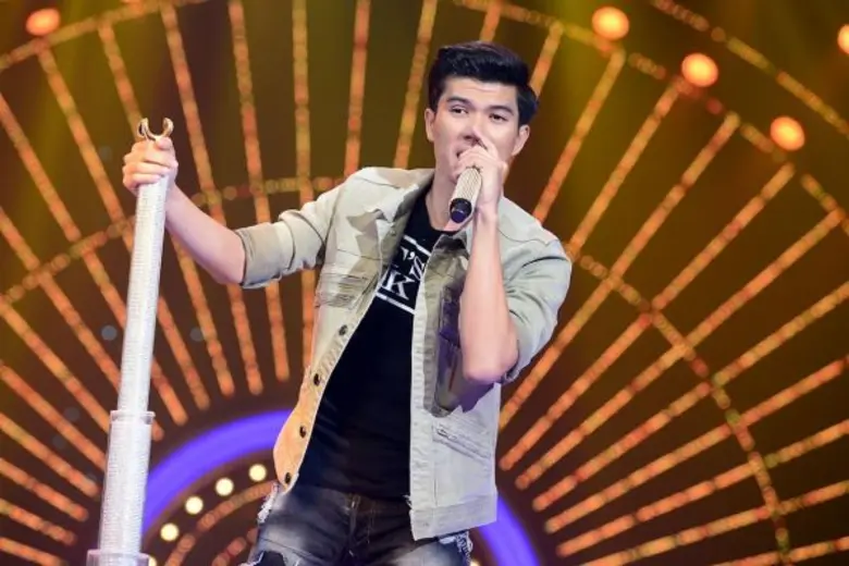 ทีวีไกด์: รายการ "ร้องแลก แจกเงิน Singer Takes It All" “ตั้ม-วราวุธ” แอบอ้างเป็น “บอสเอ วราวุธ” พิธีกรรายการ “ร้องแลก แจกเงินฯ” หวั่นชดใช้ค่าเสียหาย รวมถึงจุดจบใน วงการบันเทิง!!!