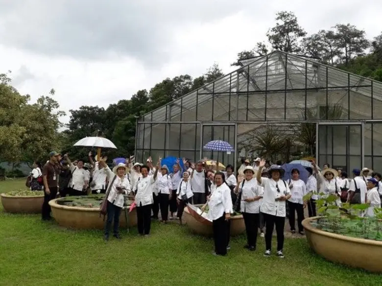 นำผู้สูงอายุในโครงการโรงเรียนหนองผึ้งอายุวัฒน์วิทยา จำนวน 150 คน เข้าเยี่ยมชมการอนุรักษ์ทรัพยากรพรรณพืช ภายในสวนพฤกษศาสตร์สมเด็จพระนางเจ้าสิริกิติ์ อำเภอแม่ริม