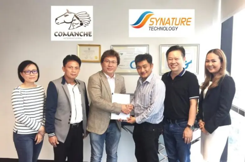 คุณสมบูรณ์ ศุขีวิริยะ (ที่ 3 จากซ้าย) ประ...