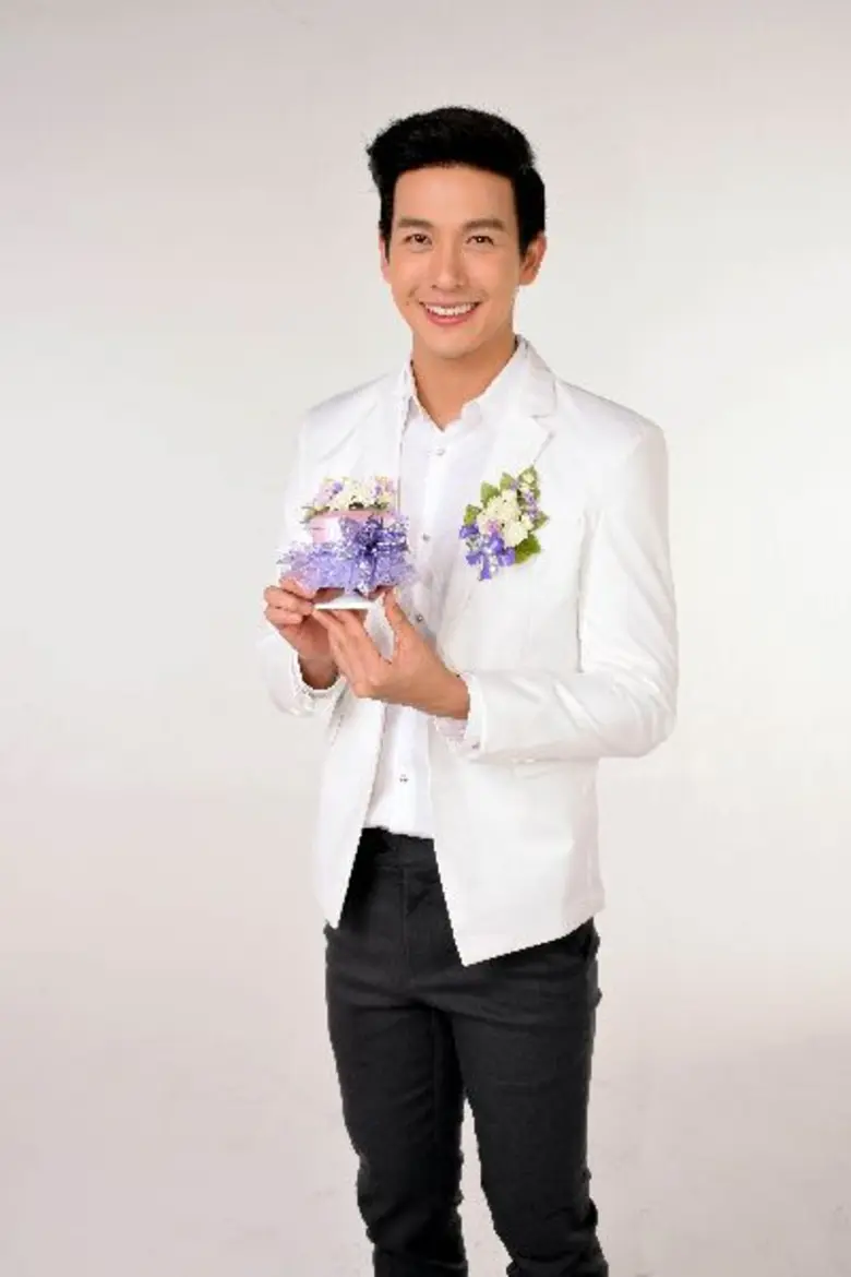 พุฒ – มาตัง ได้รับเลือกเป็นพรีเซ็นเตอร์ ถ่ายโปสเตอร์เชิญชวนอุดหนุนดอกมะลิวันแม่