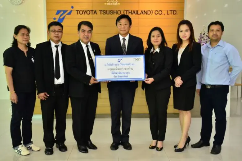 มร.ยูจิ นาคากาวะ (กลาง) กรรมการและรองกรรม...