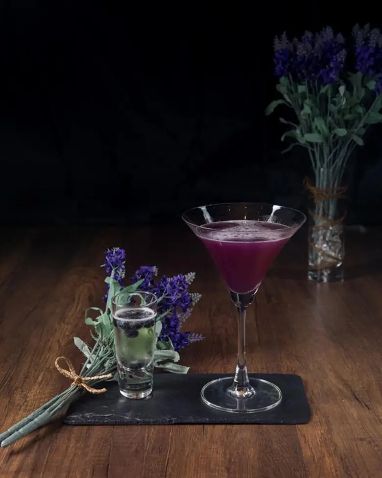 เครื่องดื่มเมนูใหม่สีม่วงดอกลาเวนเดอร์ ที่อัพแอนด์อะบัฟ บาร์