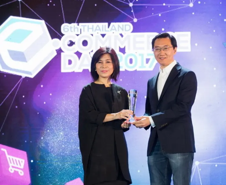 ทรูซีเล็คท์ โดยนายองอาจ ประภากมล(ขวา) ประ...