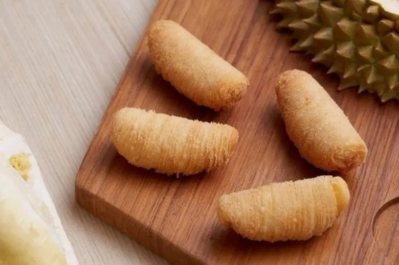 ซี่โครงแกะราดซอสมังคุดและพัฟกรอบหวานไส้ทุเรียน