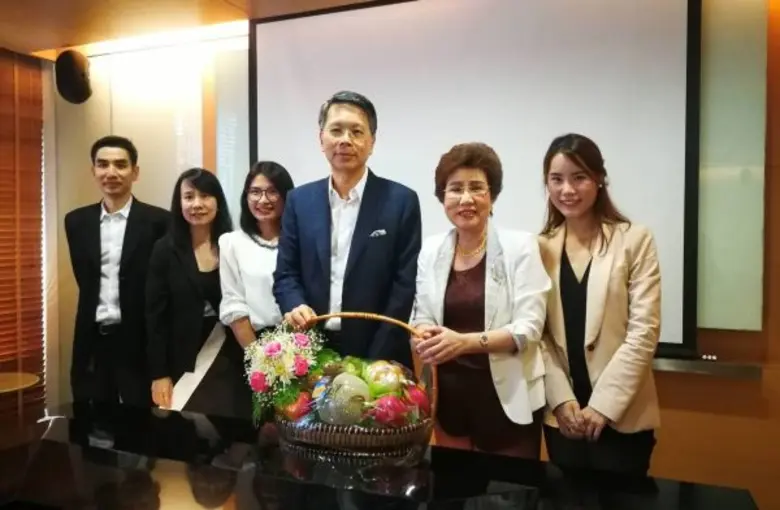 ดร.อาภา อรรถบูรณ์วงศ์ ( ที่ 2 จากขวา) ประ...