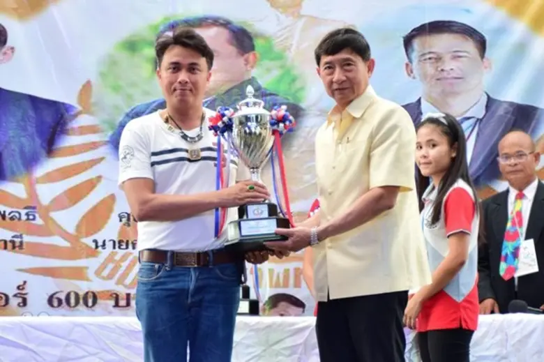 นายสุวัจ เดชเทวัญดำรง (ด้านขวา) ประธานกรร...