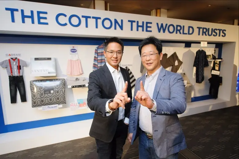 นายไกรภพ แพ่งสภา (ซ้าย) ตัวแทนคอตตอน ยูเอ...