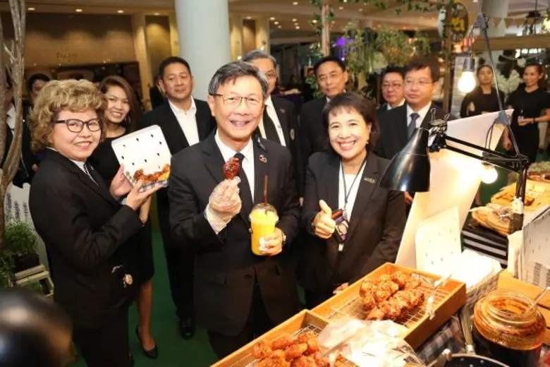 ไทยพาณิชย์ จับมือ ส.อ.ท. ปลุกพลังเอสเอ็มอีร่วมสร้างสังคมไร้เงินสด หนุนชำระเงินผ่าน E Payment ทั้ง EDC และ SCB พร้อมเพย์ ในงาน SCB-FTI Factory Outlet ครั้งที่ 14