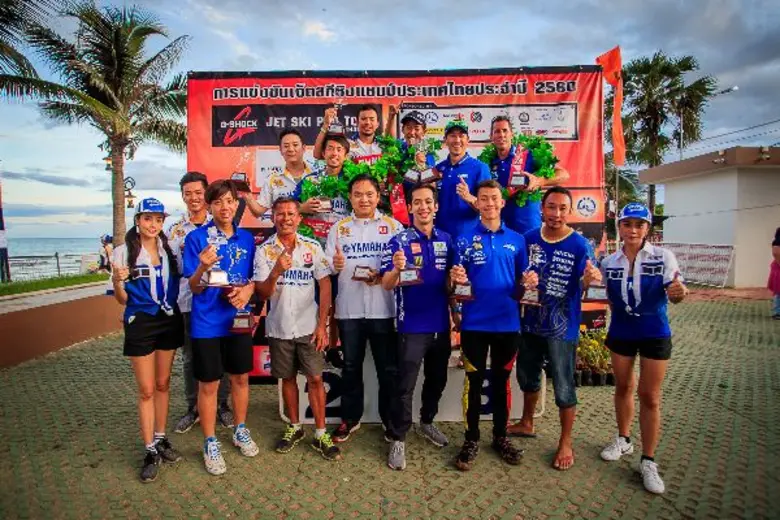 นายวุฒิ เบื้องสูง (คนที่ 4 จากขวา) ผู้จัดการอาวุโสฝ...