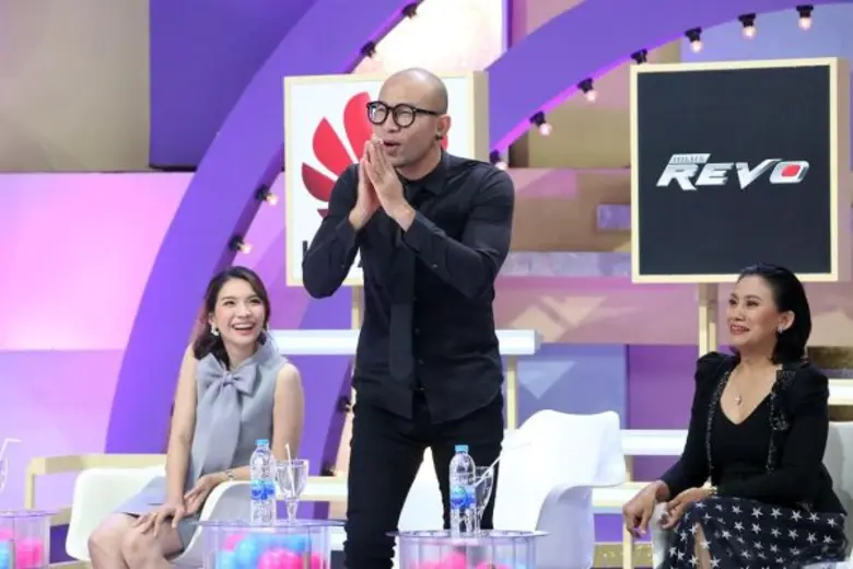 ทีวีไกด์: รายการ “ศึกน้ำผึ้งพระจันทร์” “สุเทพ สีใส” งานเข้า!!! “เอ๋ เชิญยิ้ม” เผยเรื่องลับต่อหน้าภรรยา “ป็อบ-ธณัฏฐ์ภรณ์" ในรายการ “ศึกน้ำผึ้งพระจันทร์”