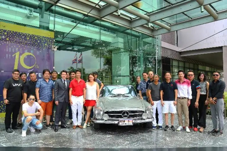 สยาม เศรษฐบุตร (ที่ 10 จากซ้าย) ประธานเมอ...