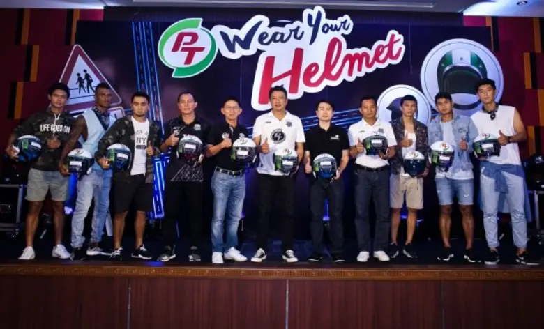 นายฉลอง ติรไตรภูษิต (คนที่ 5 จากซ้าย) ผู้...