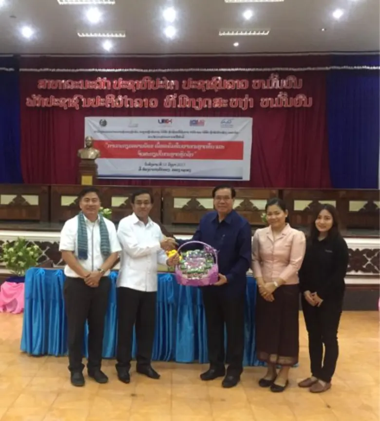 คุณสมภพ ศักดิ์พันธ์พนม (ซ้ายสุด) ประธานกร...