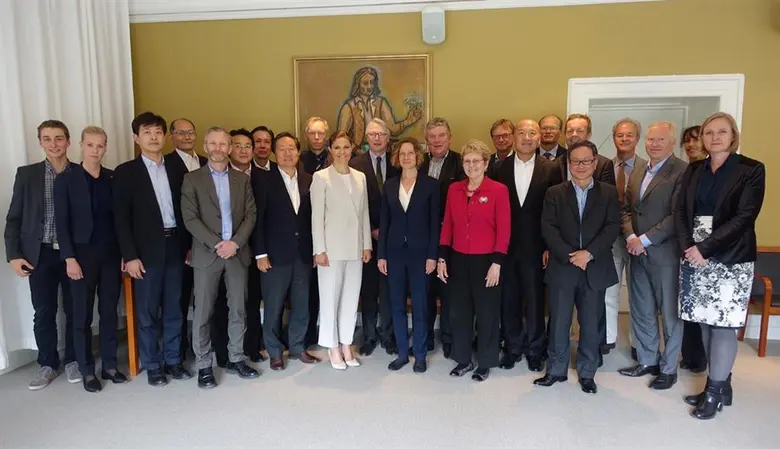 มกุฎราชกุมารีวิกตอเรีย แห่งสวีเดน (กลาง ส...