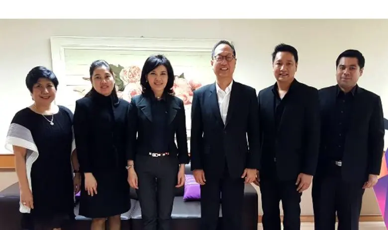 นางแก้วเก้า เผอิญโชค (คนที่สามจากซ้าย) นายกสมาคมผู้...