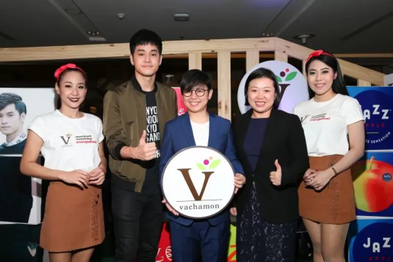 คุณวิภาวี วัชรากร (คนกลาง) และ คุณฐิติตา ...