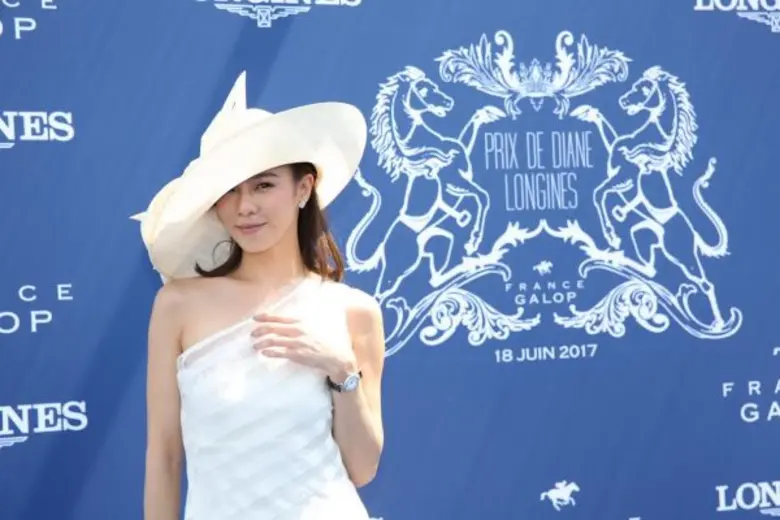 “คริส – มิ้นต์” เริงร่าริมสนามแข่งม้าสุดหรูระดับโลกที่ฝรั่งเศส ในงาน “พรี เดอ ดิอาน ลองจินส์ 2017”