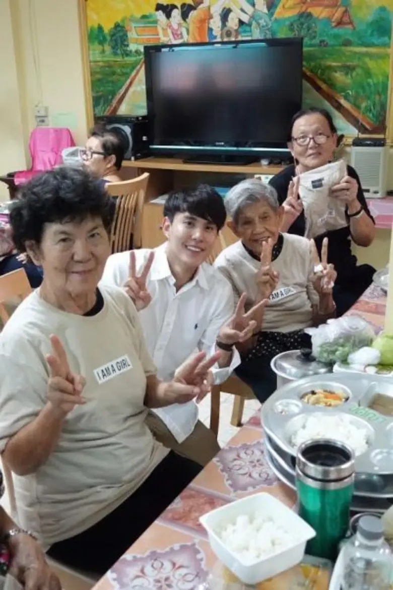 “บอส” แฮปปี้วันเกิด 24 ปี ทำบุญเลี้ยงอาหารคุณตาคุณยาย